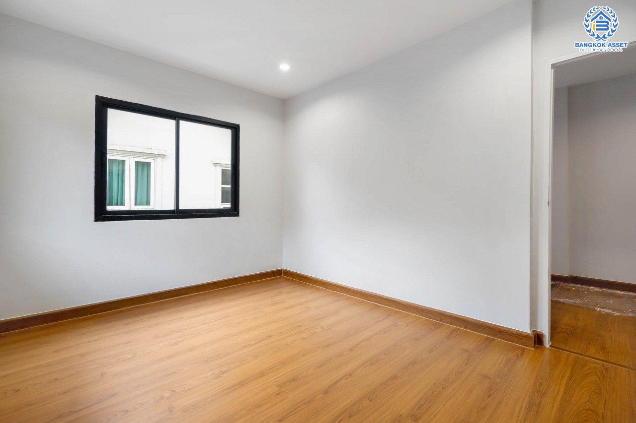 บ้านมือสองตกแต่งใหม่ ม.มณียา3 รัตนาธิเบศร์-ท่าอิฐ แบรนด์ Property Perfect หลังใหญ่ เนื้อที่  63 ตร.ว. ฟังก์ชั่นครบ! 4 ห้องนอน (มีห้องนอนชั้นล่าง) 2 ห้องน้ำ 2 ที่จอดรถ บนทำเลที่ดีที่สุด! เชื่อมต่อถ.รัตนาธิเบศร์ และถ.ราชพฤกษ์ ใจกลาง 2 เซ็นทรัลฯ ใกล้ MRT "สถานีบางรักน้อยท่าอิฐ"...